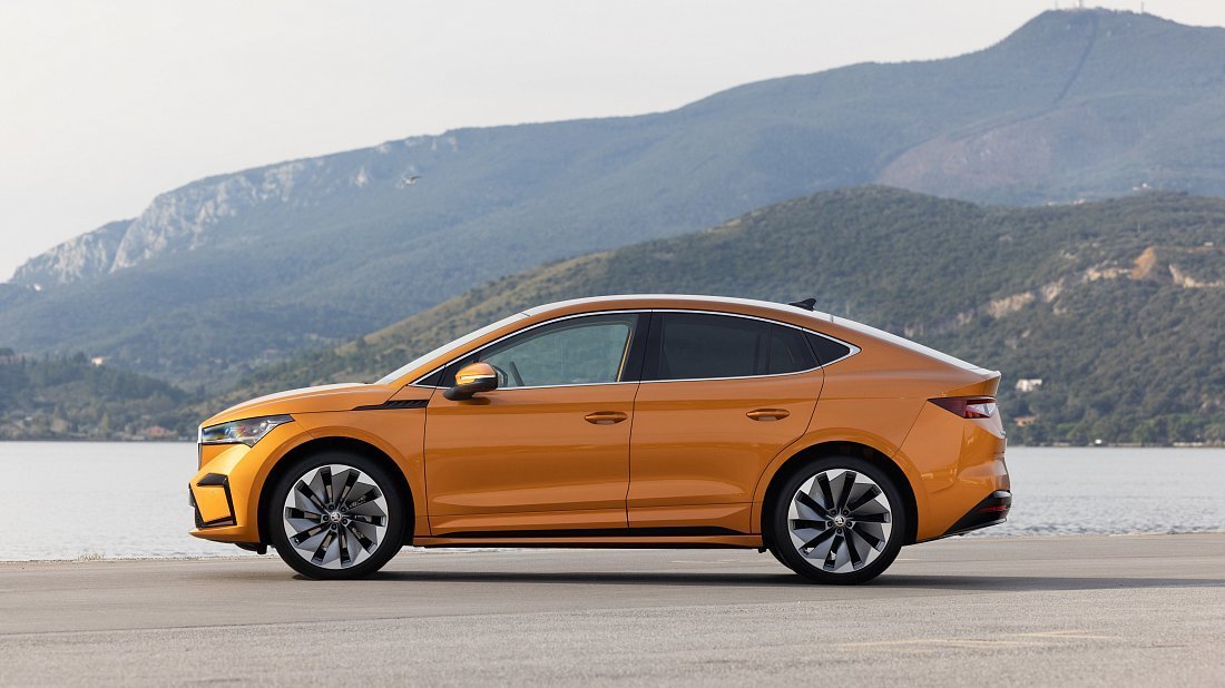 Škoda Enyaq Coupe 85 (2023-2025) вид сбоку, силуэт, двери, колеса, экстерьер