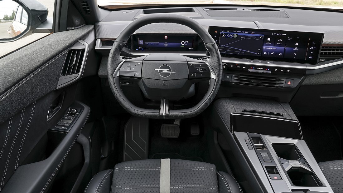 Opel Grandland Electric 82 kWh (2024-…) интерьер, переднее сиденье, водительское сиденье, приборная панель, рулевое колесо, информационно-развлекательная система, кокпит