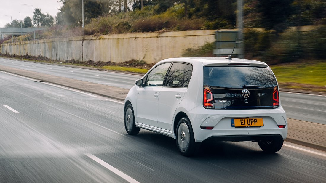 Volkswagen e-Up! 36.8 kWh (2020-2023) задняя часть в три четверти, вид в три четверти, диагональ, экстерьер