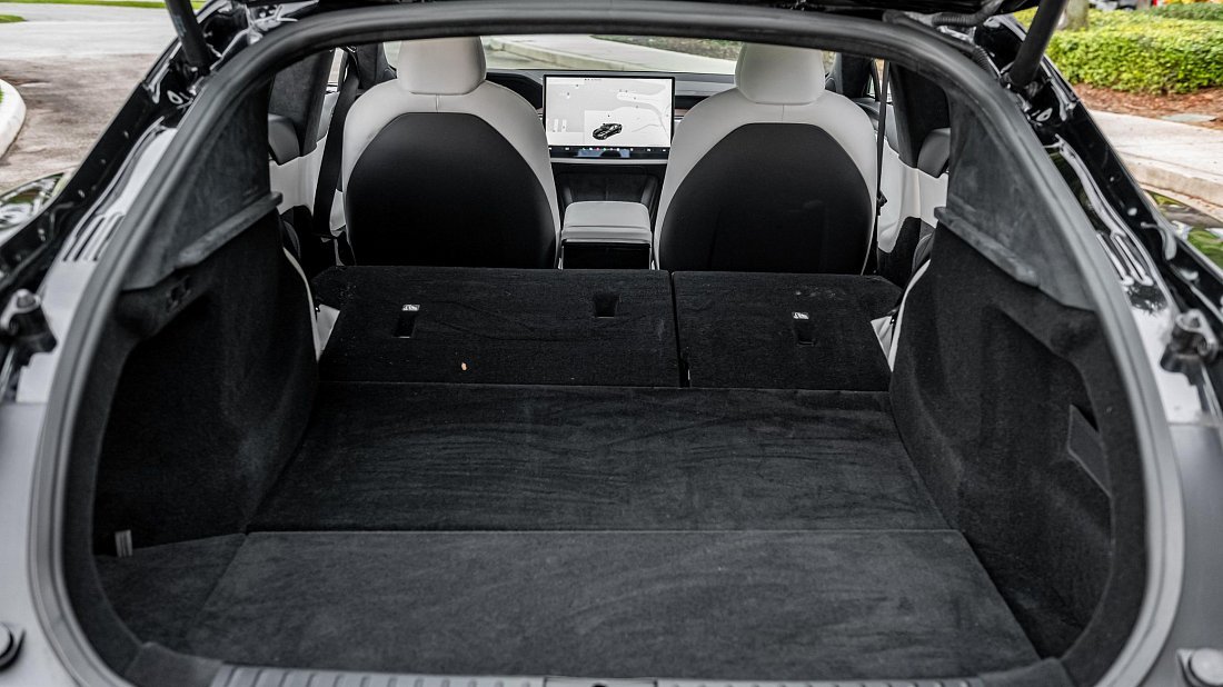 Tesla Model S Plaid (2025-…) багажник, увеличенный объем, сиденья сложены, максимальный объем, максимальный груз, максимальная вместимость, максимальное пространство для хранения
