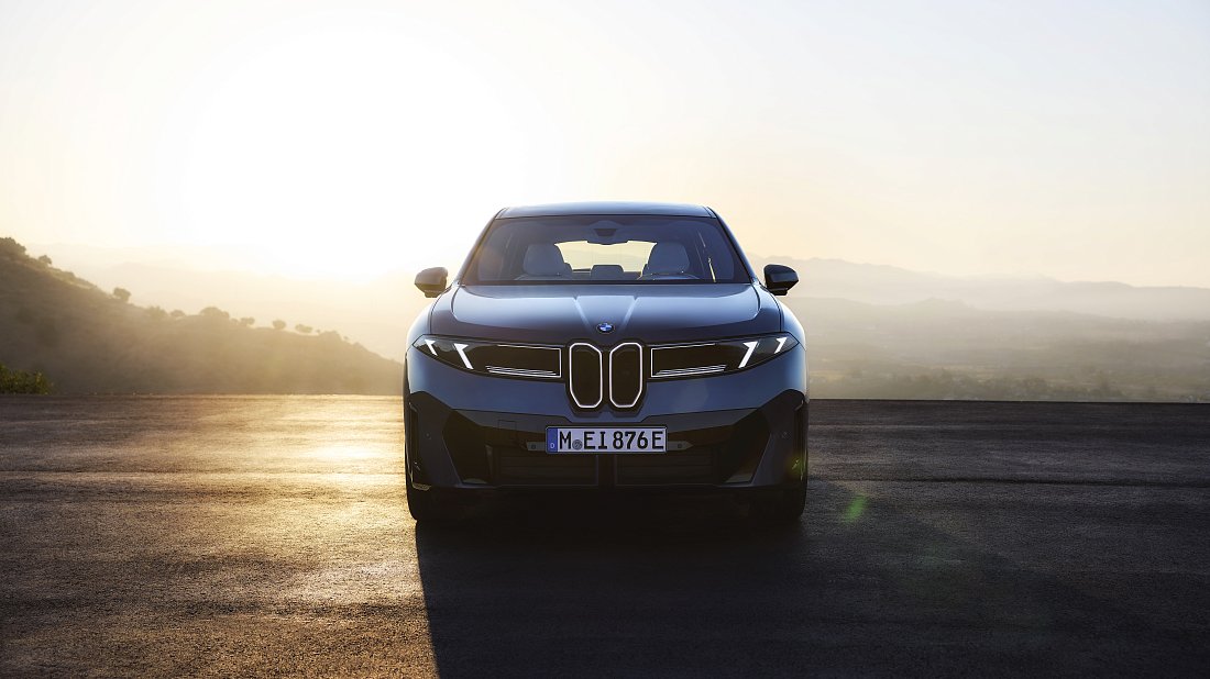 Фото BMW iX3 50 xDrive (2025-…) вид спереди