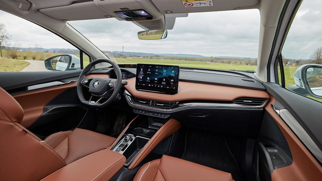 Škoda Enyaq 60 (2023-2024) интерьер, переднее сиденье, водительское сиденье, приборная панель, рулевое колесо, информационно-развлекательная система, кокпит