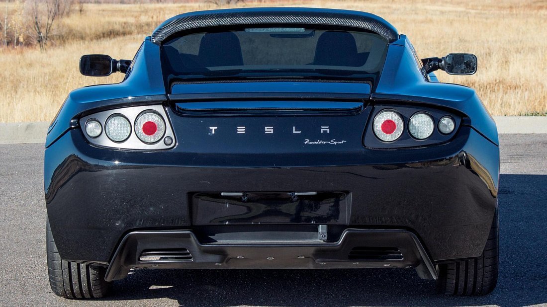 Tesla Roadster 2.5 (2010-2012) вид сзади, задние фонари, багажник, спойлер, эмблема, бампер, экстерьер