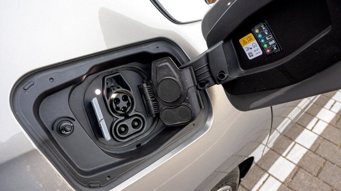 BMW i7 M70 xDrive (2023-…) порт для зарядки (США), зарядка, разъем, штекер, коннектор