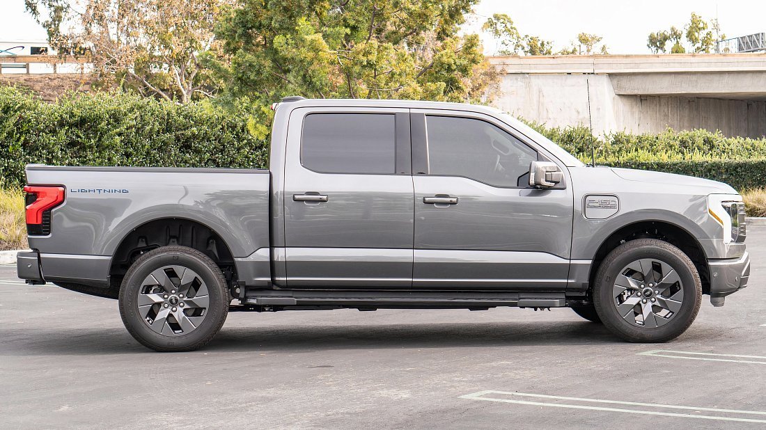 Ford F-150 Lightning Extended Range (2022-…) вид сбоку, силуэт, двери, колеса, экстерьер