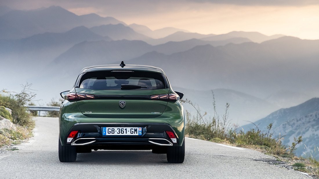Peugeot e-308 Hatchback (2023-…) вид сзади, задние фонари, багажник, спойлер, эмблема, бампер, экстерьер