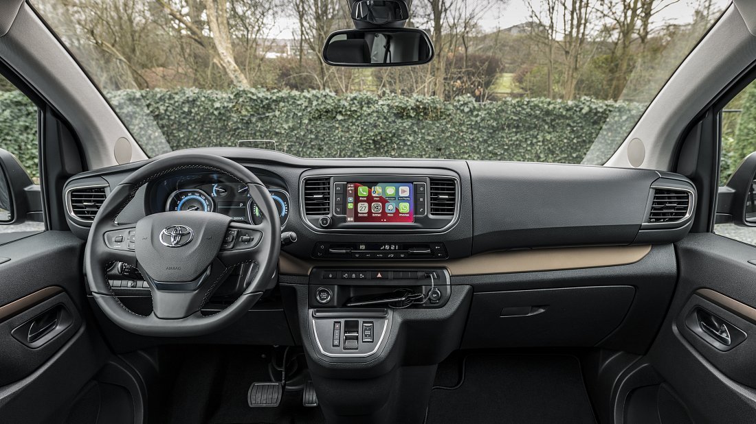 Toyota Proace Verso Electric L 75 kWh (2021-2024) интерьер, переднее сиденье, водительское сиденье, приборная панель, рулевое колесо, информационно-развлекательная система, кокпит