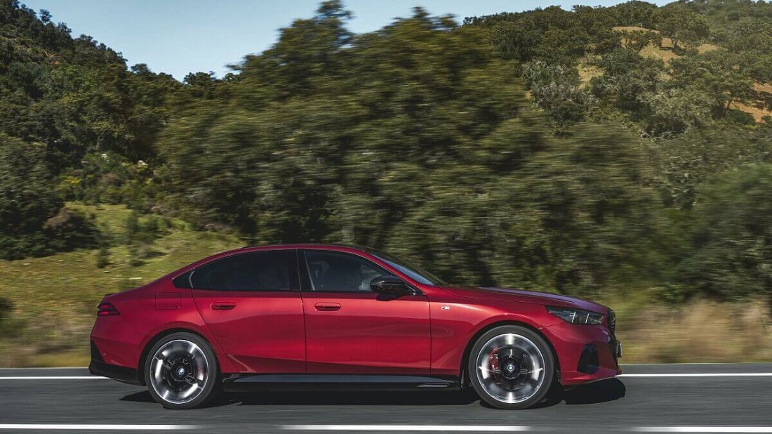 BMW i5 M60 xDrive (2025-…) вид сбоку, силуэт, двери, колеса, экстерьер