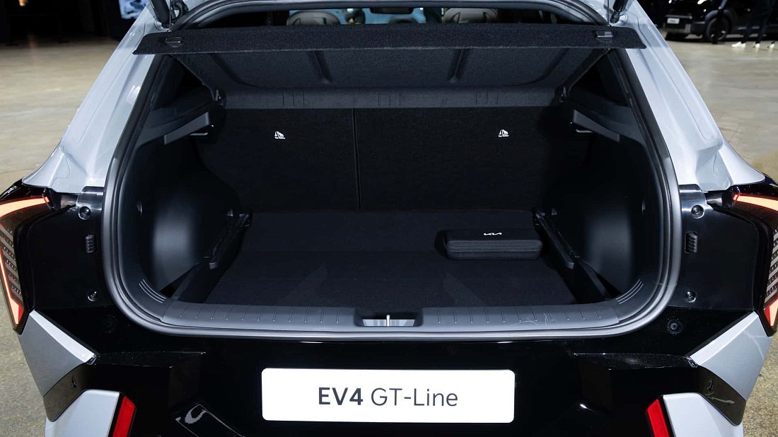 Kia EV4 Hatchback Long Range (2025-…) багажник, сиденья подняты, грузовое пространство, объем багажника, вместимость багажника, место для хранения