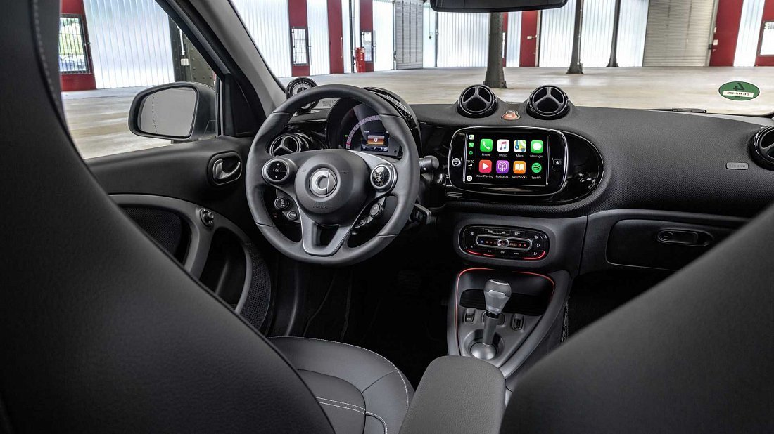 Smart EQ forfour (2017-2019) интерьер, переднее сиденье, водительское сиденье, приборная панель, рулевое колесо, информационно-развлекательная система, кокпит