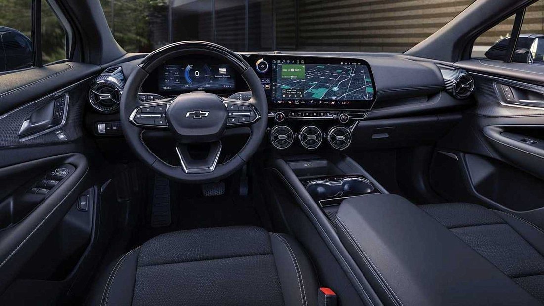 Chevrolet Blazer EV RWD (2023-…) интерьер, переднее сиденье, водительское сиденье, приборная панель, рулевое колесо, информационно-развлекательная система, кокпит