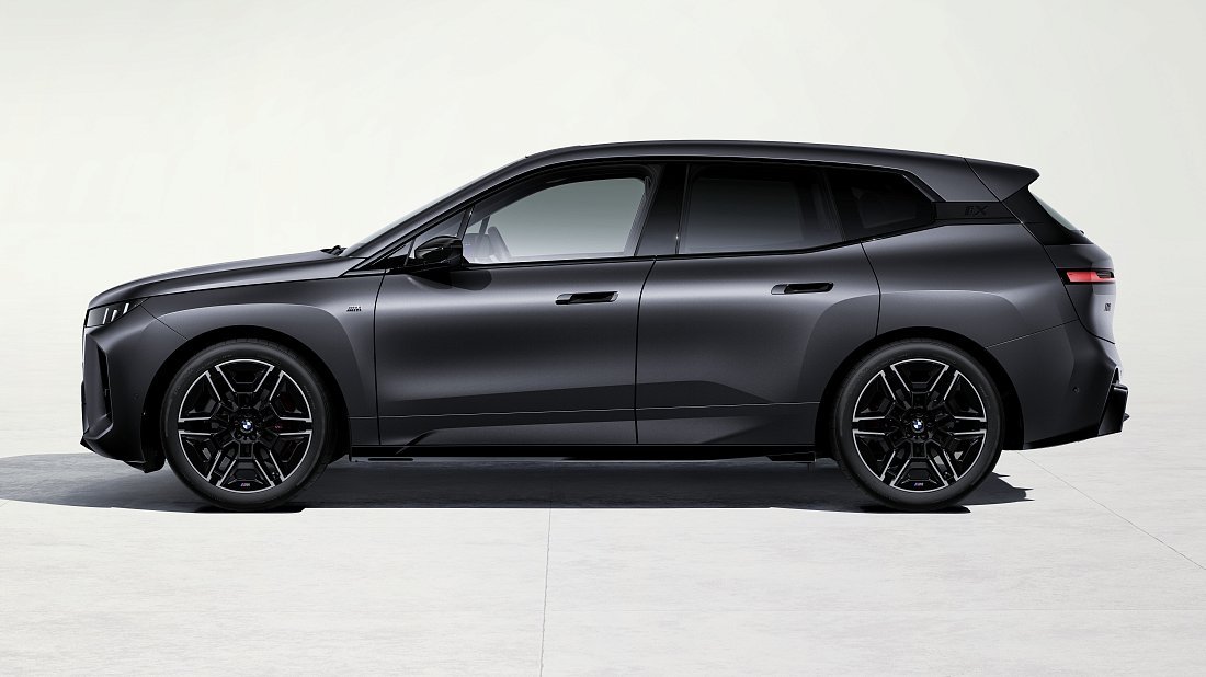 BMW iX M70 xDrive (2025-...) вид сбоку, силуэт, двери, колеса, экстерьер