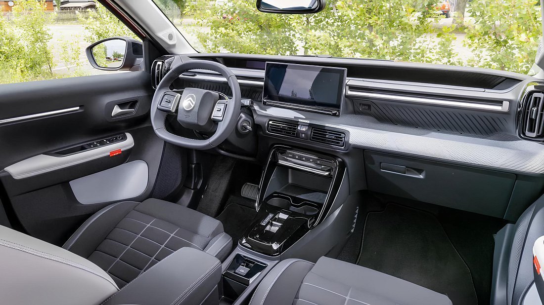 Citroën e-C3 (2024-…) интерьер, переднее сиденье, водительское сиденье, приборная панель, рулевое колесо, информационно-развлекательная система, кокпит