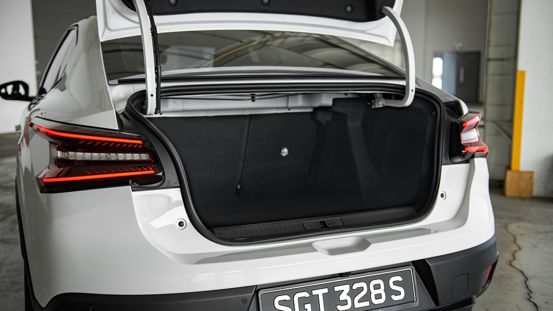 Citroën e-C4 X 54 kWh (2024-…) багажник, сиденья подняты, грузовое пространство, объем багажника, вместимость багажника, место для хранения