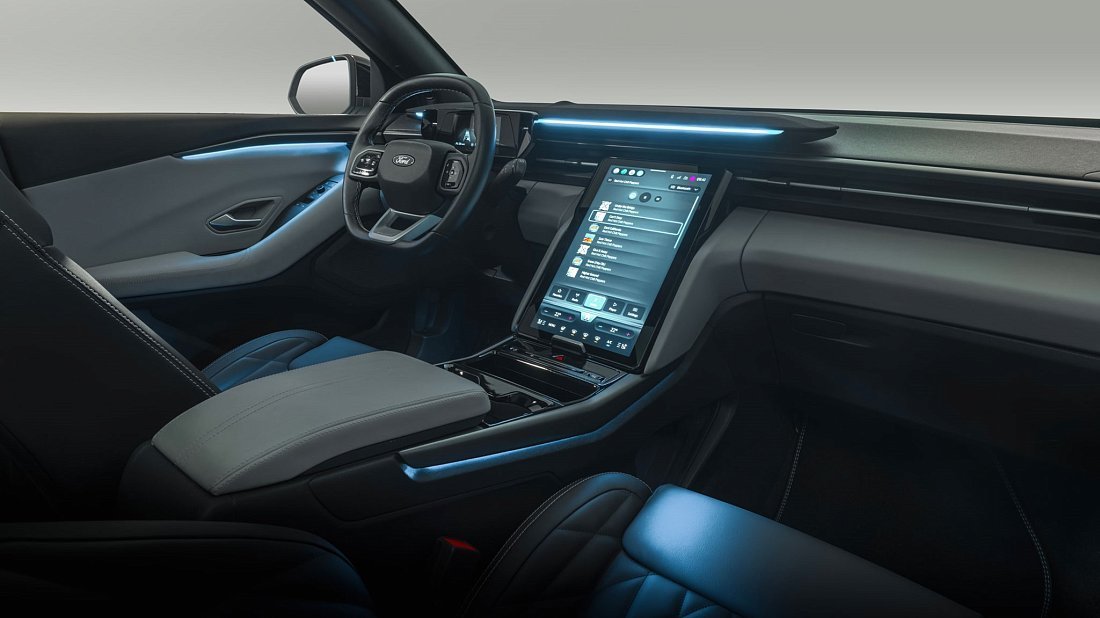 Ford Explorer EV Extended Range RWD (2024-…) интерьер, переднее сиденье, водительское сиденье, приборная панель, рулевое колесо, информационно-развлекательная система, кокпит