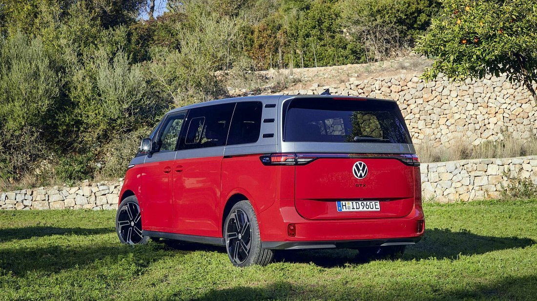 Volkswagen ID.Buzz Long GTX (2024-…) задняя часть в три четверти, вид в три четверти, диагональ, экстерьер