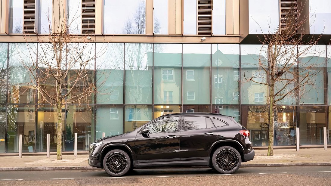 Mercedes EQA 300 4MATIC (2023-…) вид сбоку, силуэт, двери, колеса, экстерьер