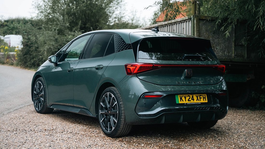 Cupra Born VZ (2024-…) задняя часть в три четверти, вид в три четверти, диагональ, экстерьер