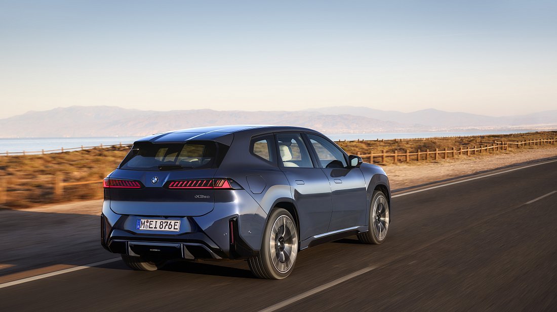 Фото BMW iX3 50 xDrive (2025-…) задняя часть под углом