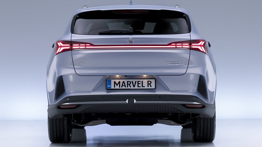 MG Marvel R Performance (2021-…) вид сзади, задние фонари, багажник, спойлер, эмблема, бампер, экстерьер