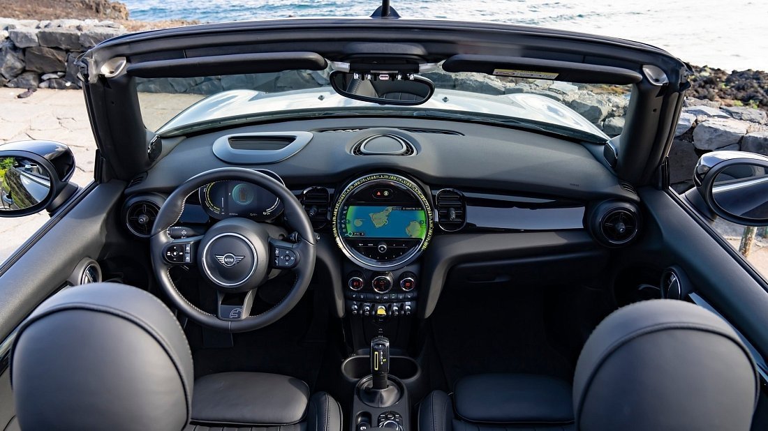 Mini Cooper SE Convertible (2023-2024) интерьер, переднее сиденье, водительское сиденье, приборная панель, рулевое колесо, информационно-развлекательная система, кокпит