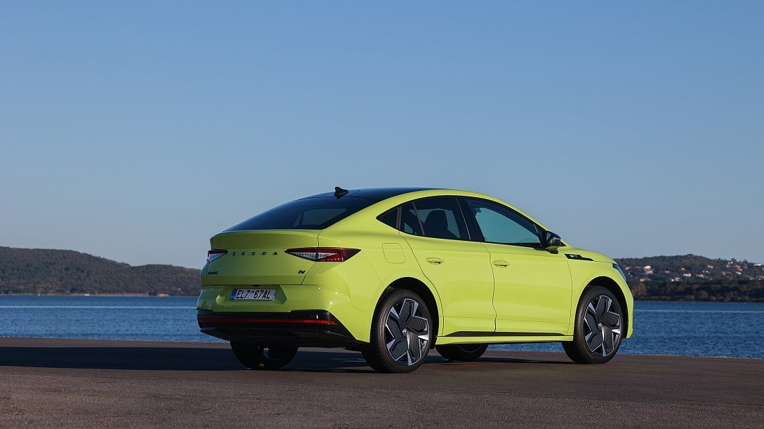 Škoda Enyaq Coupe RS (2023-2025) задняя часть в три четверти, вид в три четверти, диагональ, экстерьер