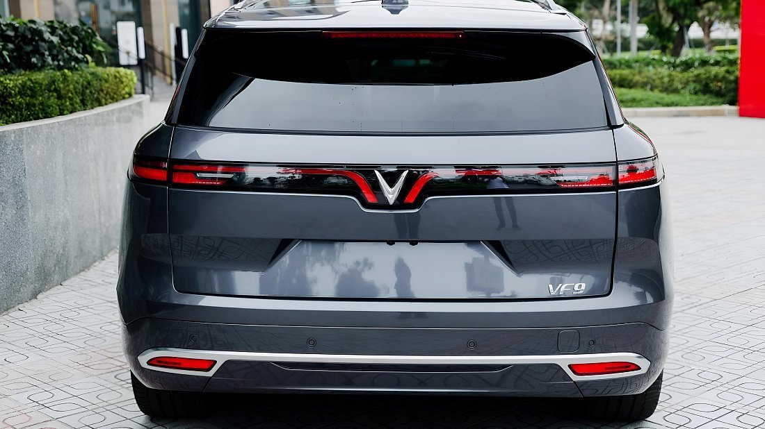 VinFast VF 9 Eco (2024-…) вид сзади, задние фонари, багажник, спойлер, эмблема, бампер, экстерьер