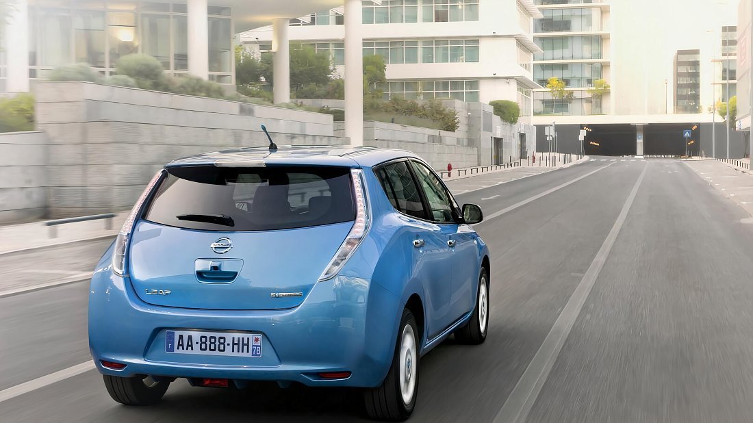Nissan Leaf 30 kWh (2015-2018) задняя часть в три четверти, вид в три четверти, диагональ, экстерьер