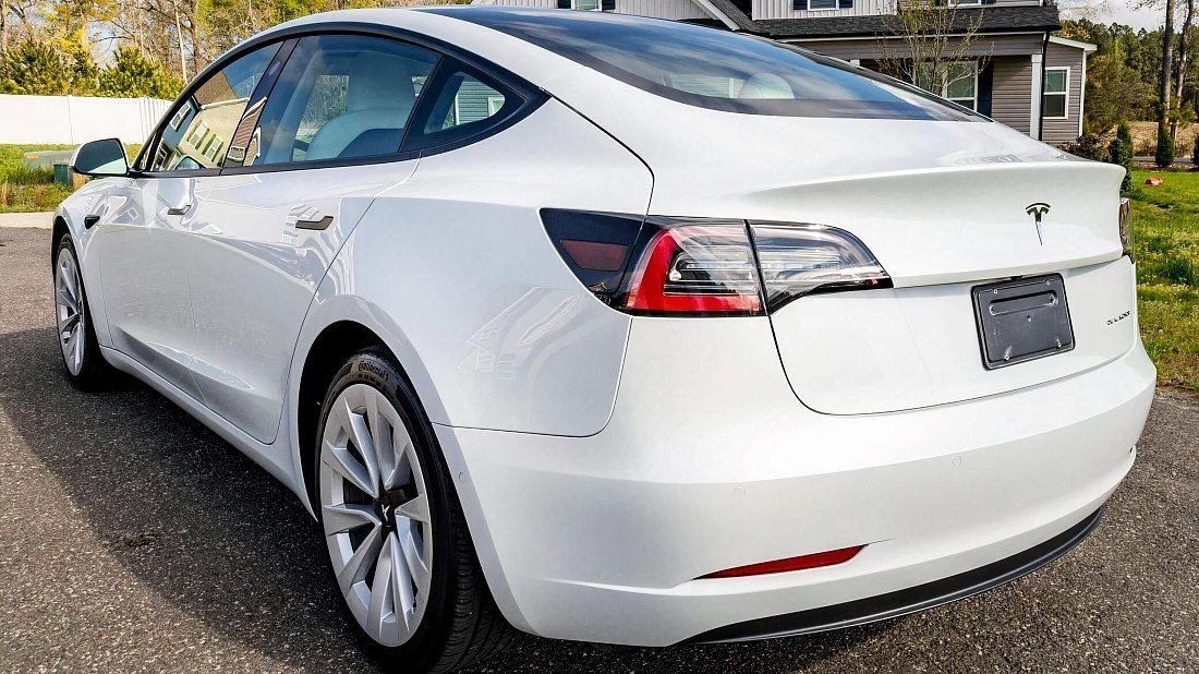Tesla Model 3 Mid Range (2018-2020) задняя часть в три четверти, вид в три четверти, диагональ, экстерьер