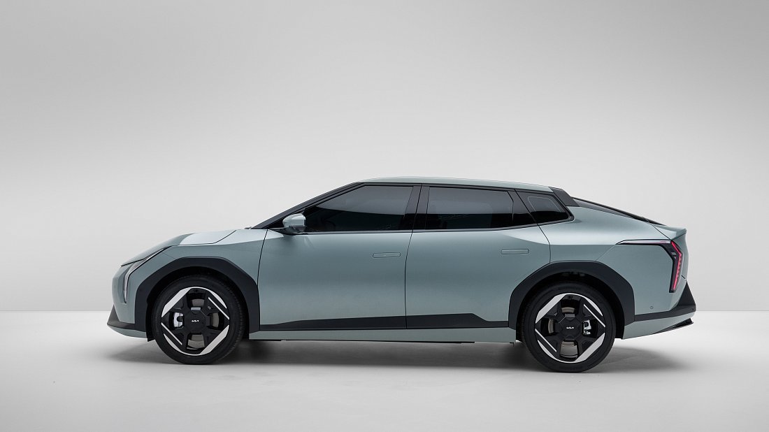 Kia EV4 Sedan Long Range (2025-…) вид сбоку, силуэт, двери, колеса, экстерьер