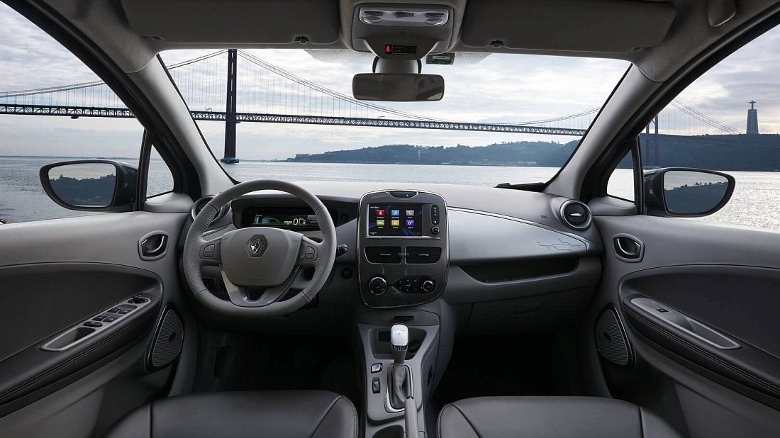 Renault Zoe Z.E. 40 Q90 (2016-2019) интерьер, переднее сиденье, водительское сиденье, приборная панель, рулевое колесо, информационно-развлекательная система, кокпит