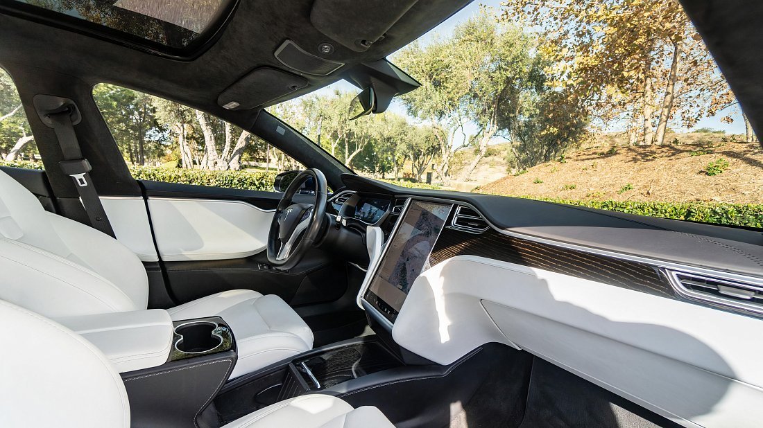 Tesla Model S P100D (2016-2019) интерьер, переднее сиденье, водительское сиденье, приборная панель, рулевое колесо, информационно-развлекательная система, кокпит