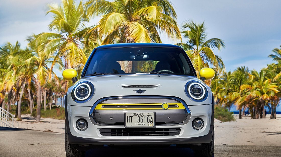 Mini Cooper SE (2020-2021) передняя часть, решетка радиатора, фары, бампер, экстерьер