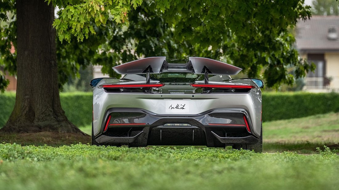 Pininfarina Battista (2022-...) вид сзади, задние фонари, багажник, спойлер, эмблема, бампер, экстерьер