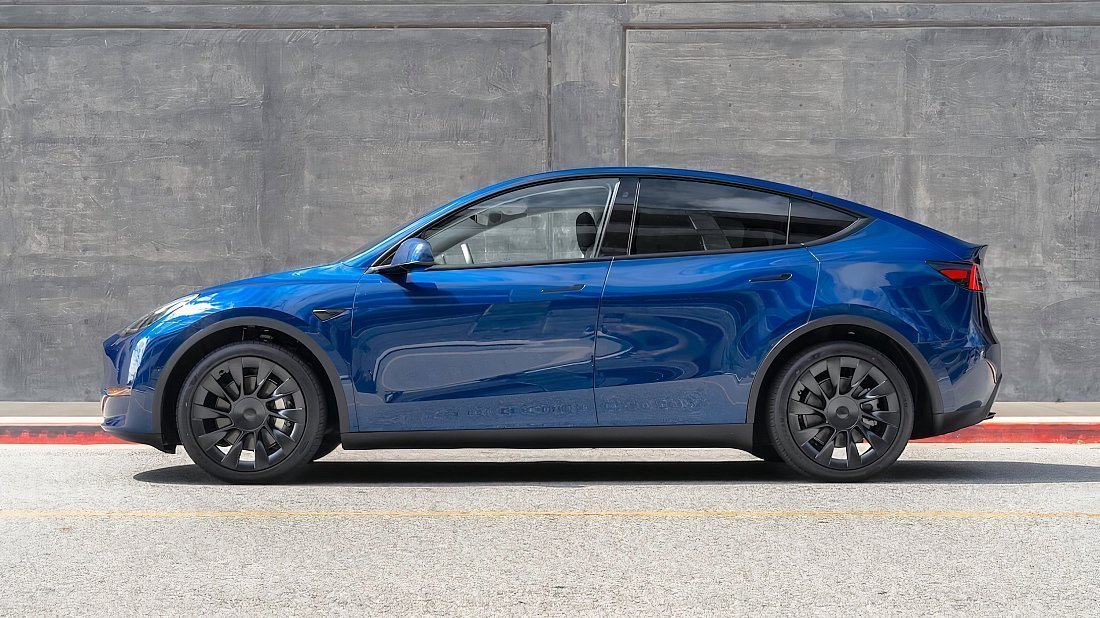 Tesla Model Y Standard Range RWD (2021-2025) вид сбоку, силуэт, двери, колеса, экстерьер