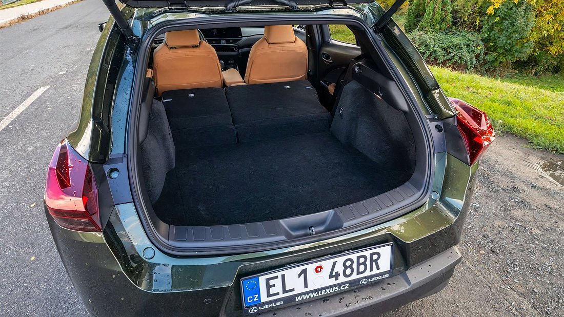 Lexus UX 300e (2023-…) багажник, увеличенный объем, сиденья сложены, максимальный объем, максимальный груз, максимальная вместимость, максимальное пространство для хранения