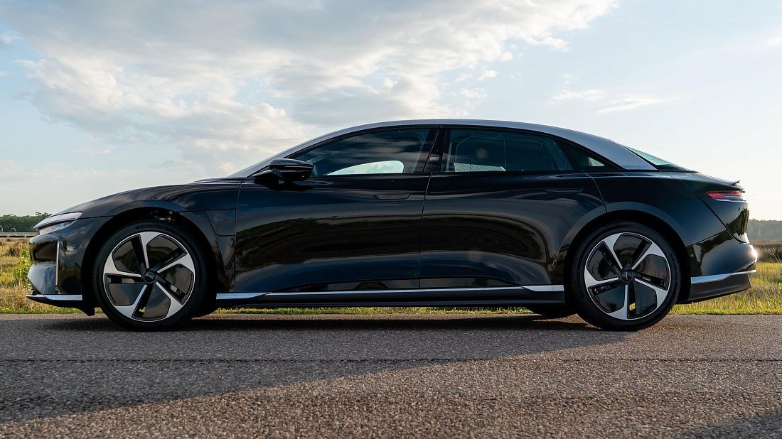 Lucid Air Pure RWD (2022-…) вид сбоку, силуэт, двери, колеса, экстерьер