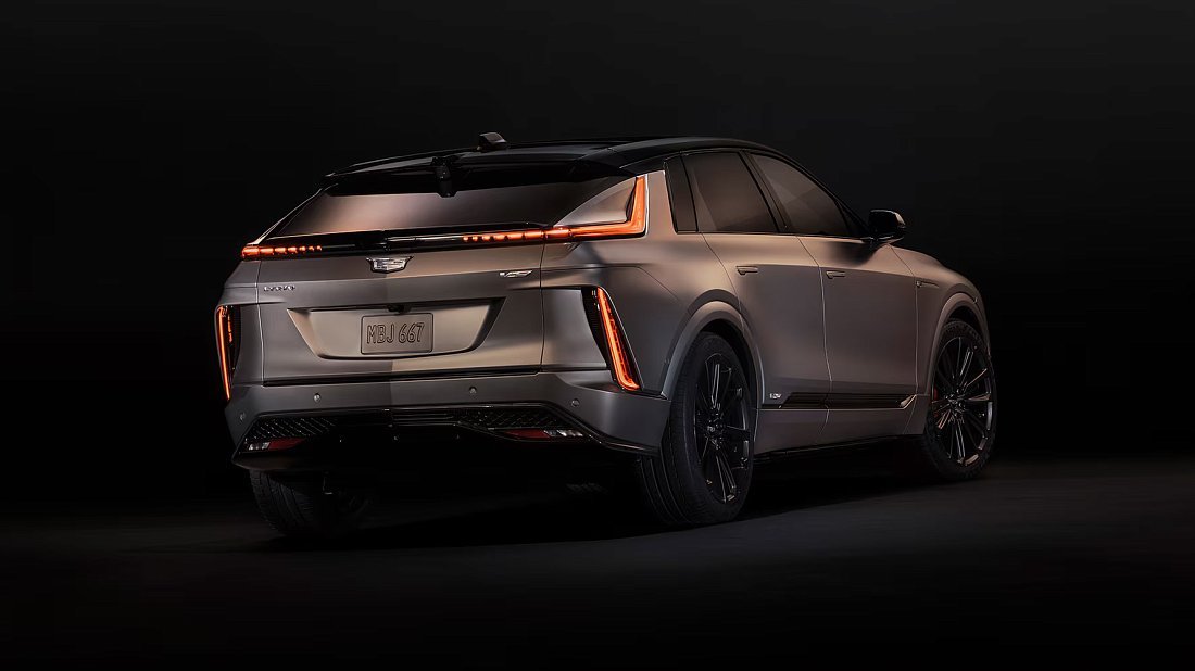 Cadillac Lyriq V (2025-…) вид сзади, задние фонари, багажник, спойлер, эмблема, бампер, экстерьер