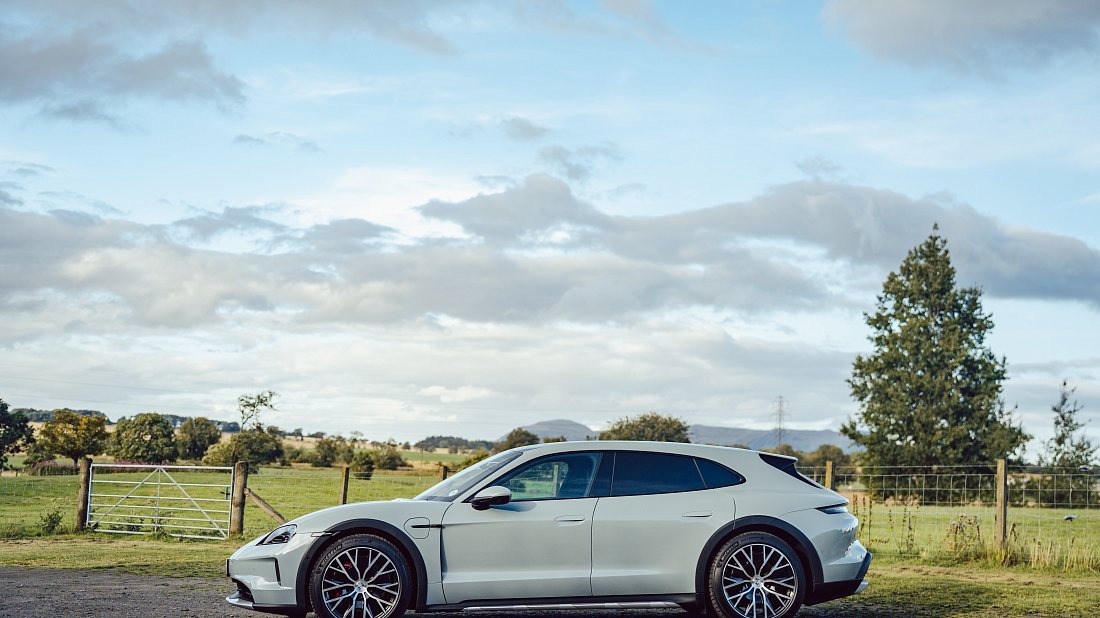 Porsche Taycan 4 Cross Turismo (2024-…) вид сбоку, силуэт, двери, колеса, экстерьер