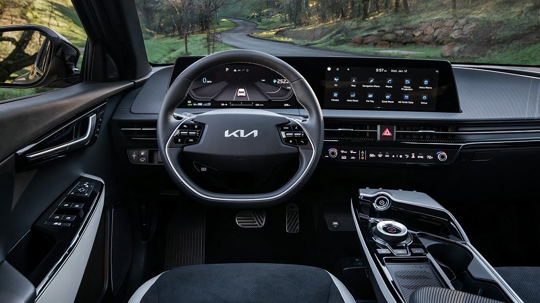 Kia EV6 Long Range AWD (2021-2024) интерьер, переднее сиденье, водительское сиденье, приборная панель, рулевое колесо, информационно-развлекательная система, кокпит