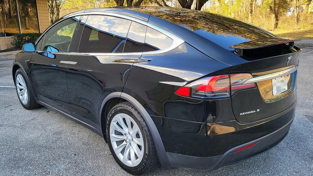 Tesla Model X 100D (2017-2019) задняя часть в три четверти, вид в три четверти, диагональ, экстерьер