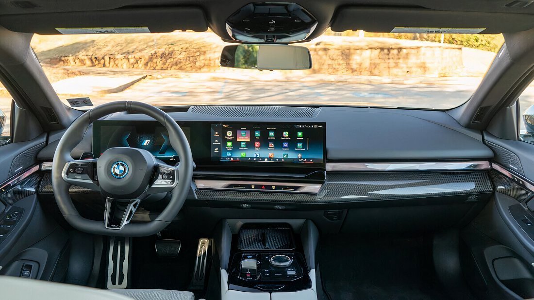BMW i5 eDrive40 (2023-2025) интерьер, переднее сиденье, водительское сиденье, приборная панель, рулевое колесо, информационно-развлекательная система, кокпит