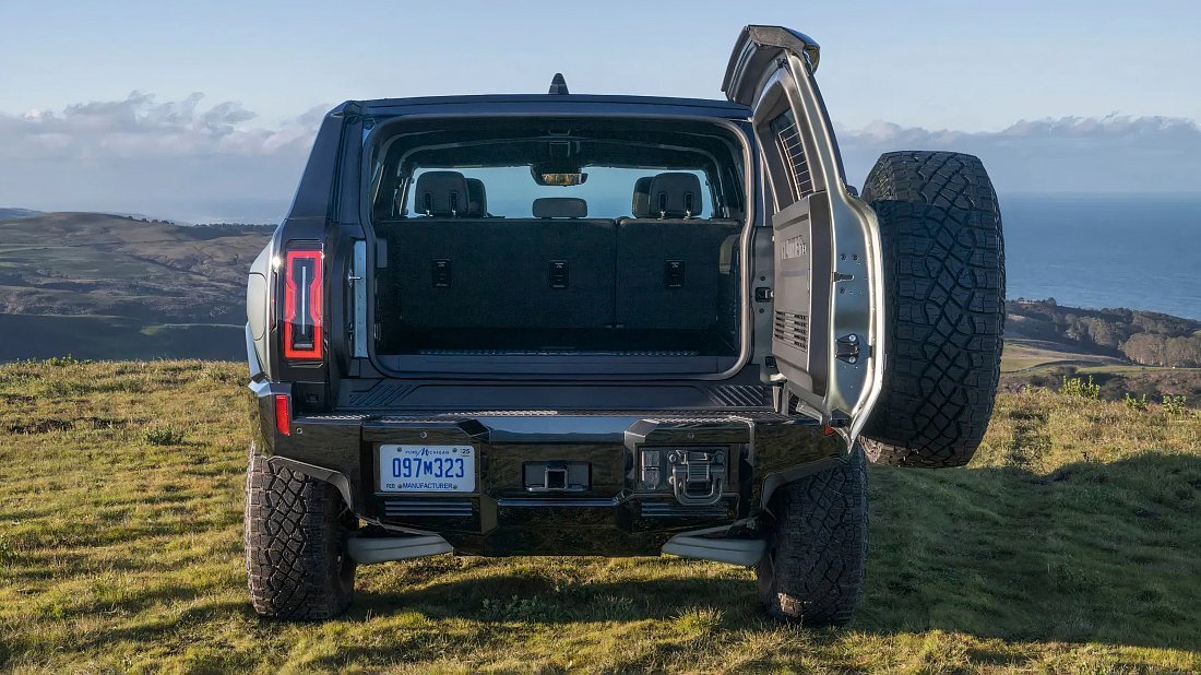 GMC Hummer EV SUV 2X (2024-…) багажник, сиденья подняты, грузовое пространство, объем багажника, вместимость багажника, место для хранения