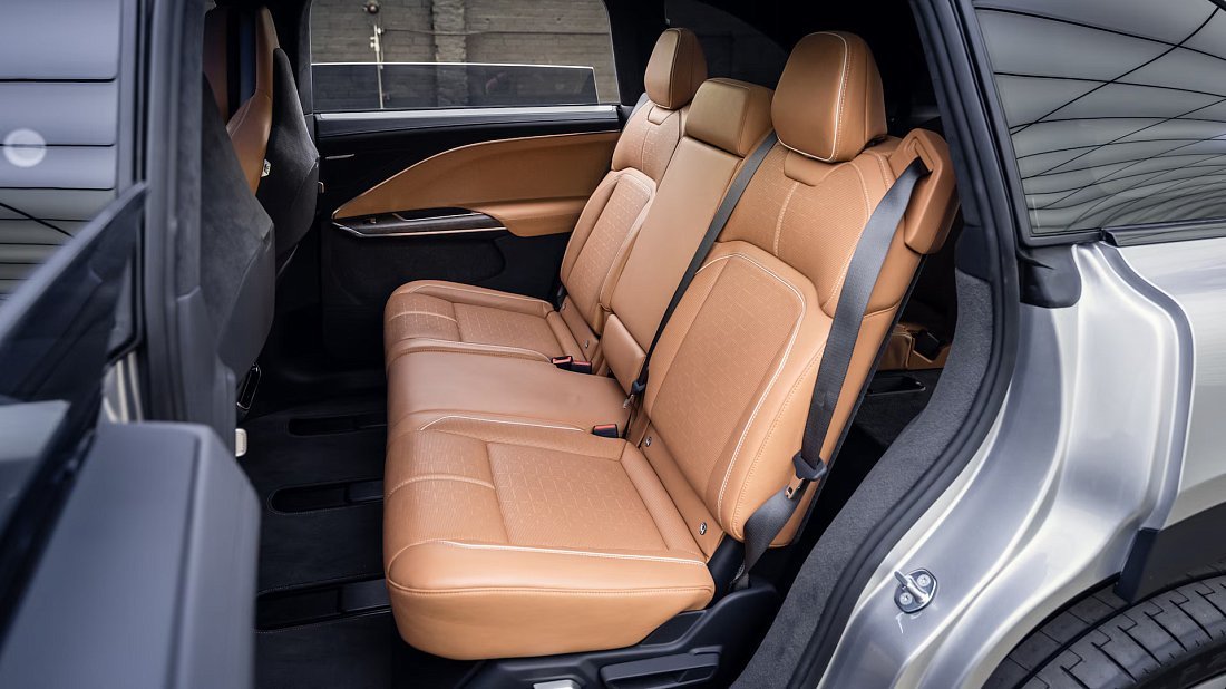 Lucid Gravity Grand Touring (2024-…) задние сиденья, пассажирские сиденья, пространство для ног, пространство над головой, интерьер