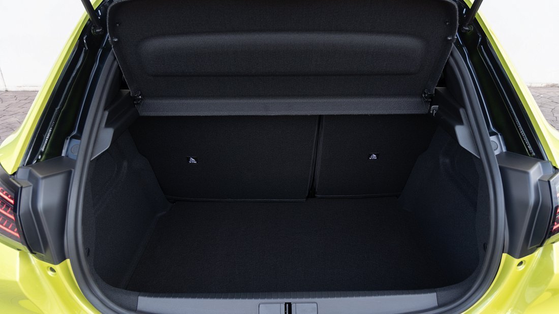 Peugeot e-208 51 kWh (2023-…) багажник, сиденья подняты, грузовое пространство, объем багажника, вместимость багажника, место для хранения