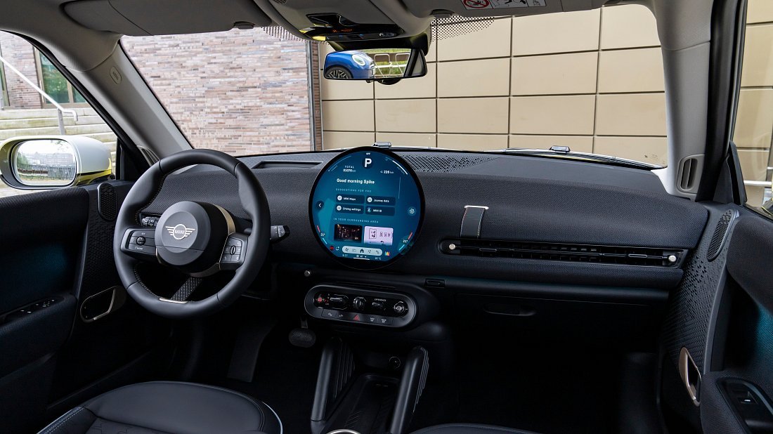 Mini Cooper SE (2023-…) интерьер, переднее сиденье, водительское сиденье, приборная панель, рулевое колесо, информационно-развлекательная система, кокпит