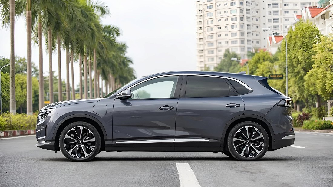 VinFast VF 8 Eco (2023-2024) вид сбоку, силуэт, двери, колеса, экстерьер