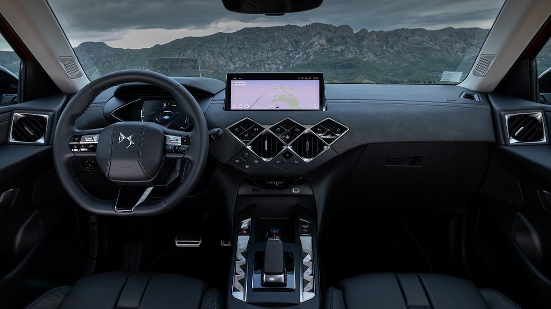 DS 3 E-Tense (2022-…) интерьер, переднее сиденье, водительское сиденье, приборная панель, рулевое колесо, информационно-развлекательная система, кокпит