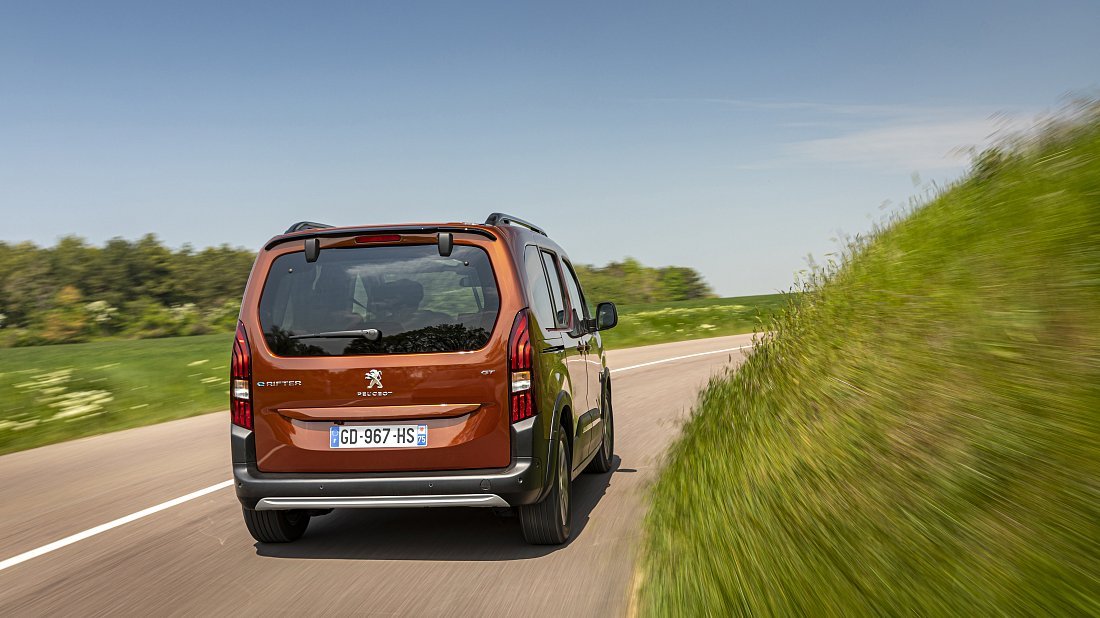 Peugeot e-Rifter Standard 50 kWh (2021-2024) вид сзади, задние фонари, багажник, спойлер, эмблема, бампер, экстерьер