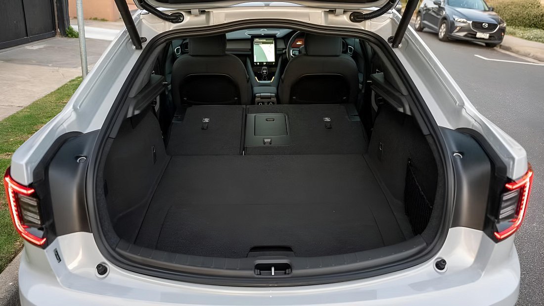 Polestar 2 Long Range Dual Motor (2023-…) багажник, увеличенный объем, сиденья сложены, максимальный объем, максимальный груз, максимальная вместимость, максимальное пространство для хранения